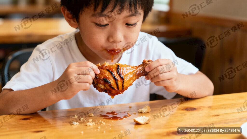小孩吃鸡腿