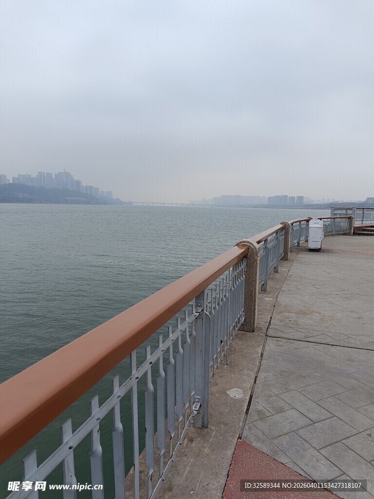 海边观景台远眺辽阔水域