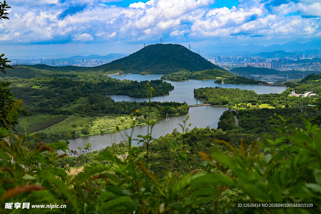 山峦河畔的自然美景