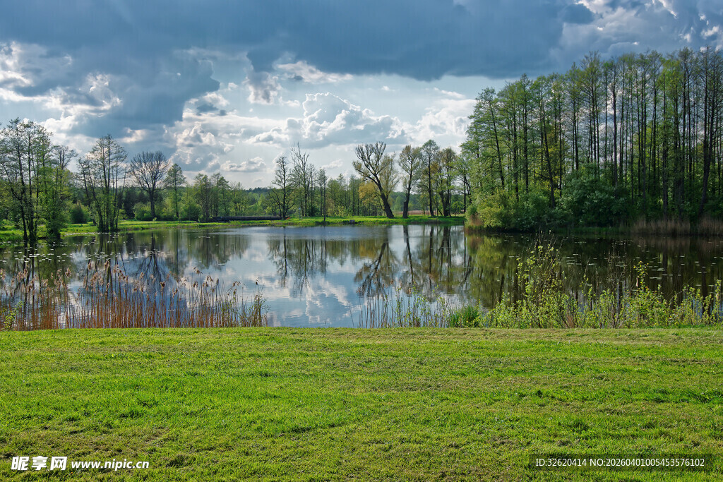 湖畔绿野风光