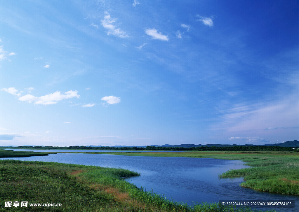 美丽湖畔自然风光