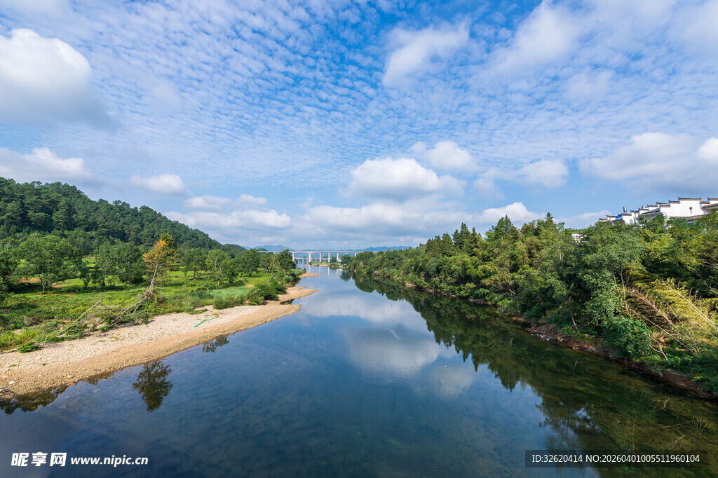 河畔青山绿水自然风光