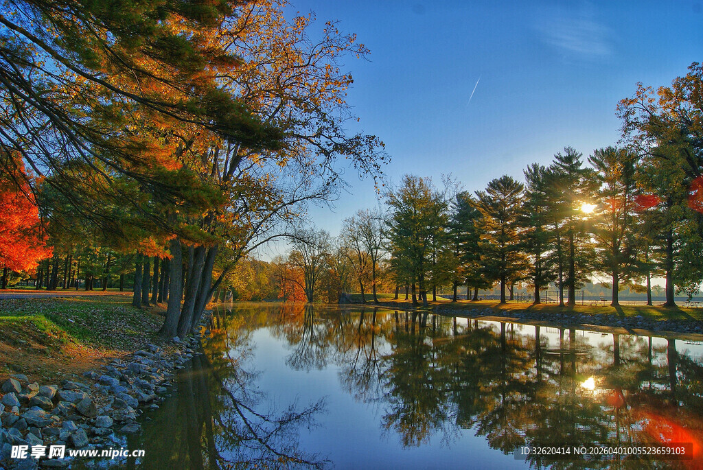 秋日湖畔美景