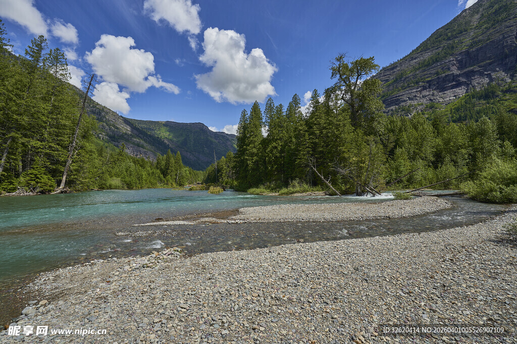 山间蓝河与葱郁林木景观