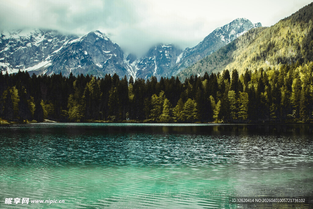 湖光山色中的森林与山脉