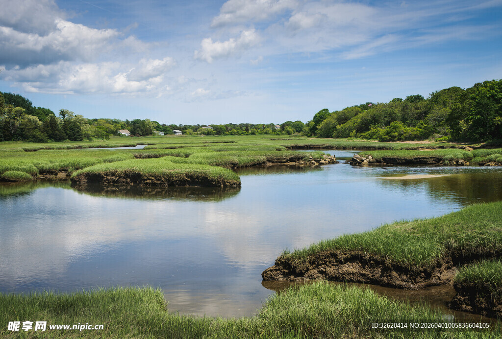 宁静河畔田园风光