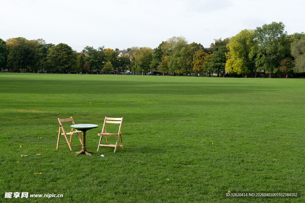 草坪上的桌椅组合