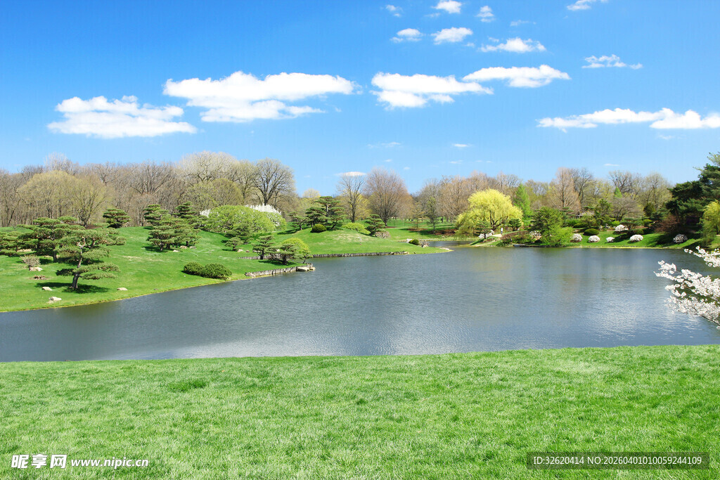 湖畔绿地风光