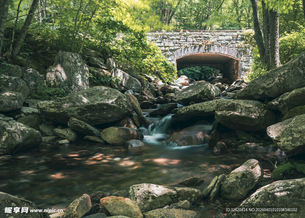 山间溪流与石桥美景