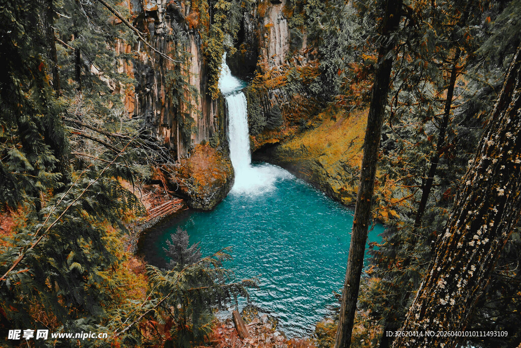 山间飞瀑下的幽蓝碧潭