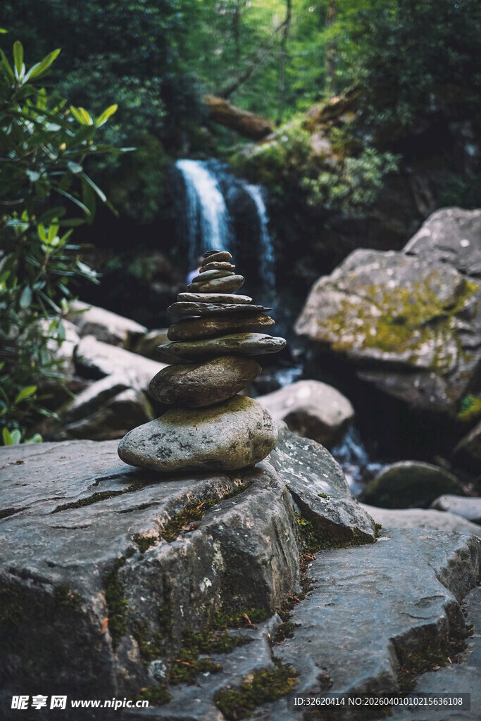 溪边石堆与潺潺瀑布