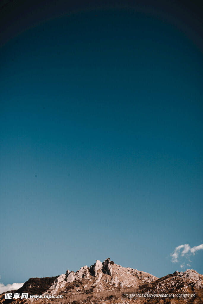 蓝天映衬下的壮美山峰