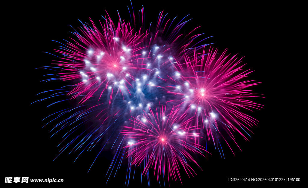 心形烟花绽放夜空