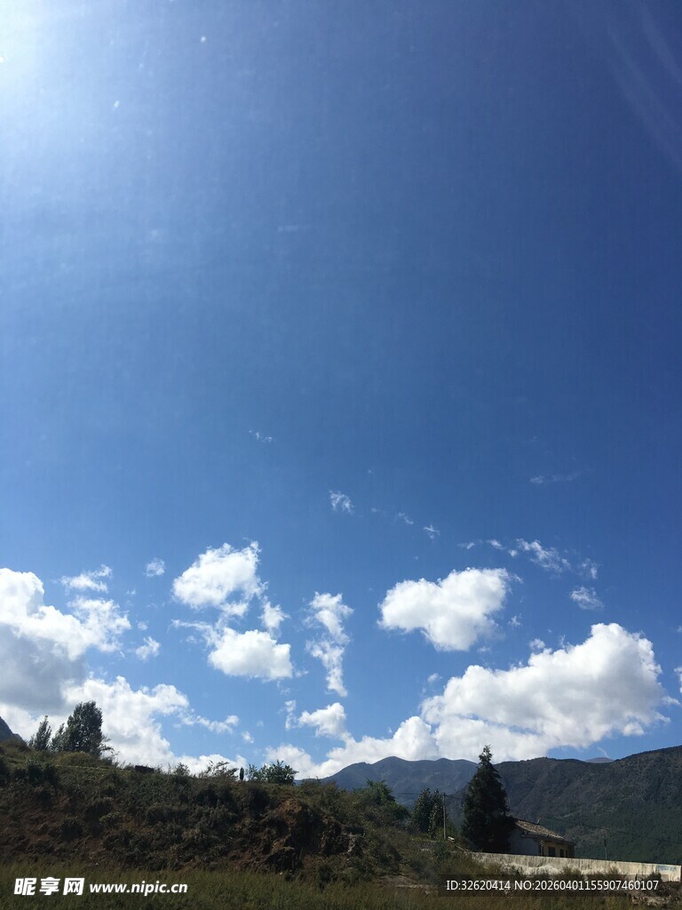 蓝天白云下的山野风光