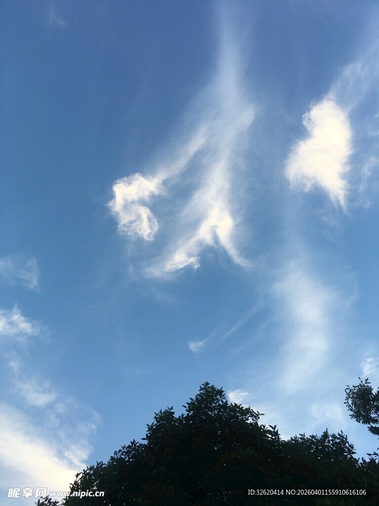 蓝天之上的梦幻云朵