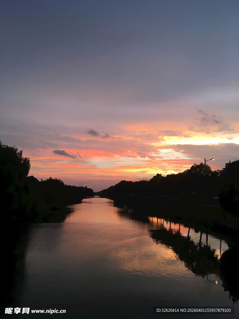 河畔绝美日落景观