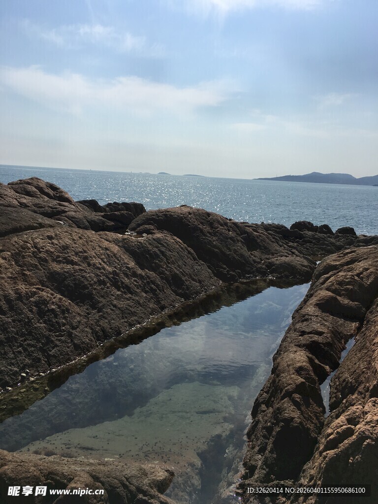海边岩石间的静谧小水洼