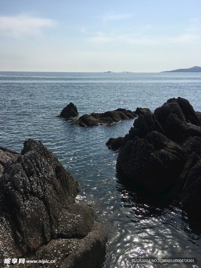 海边嶙峋礁石与辽阔海面