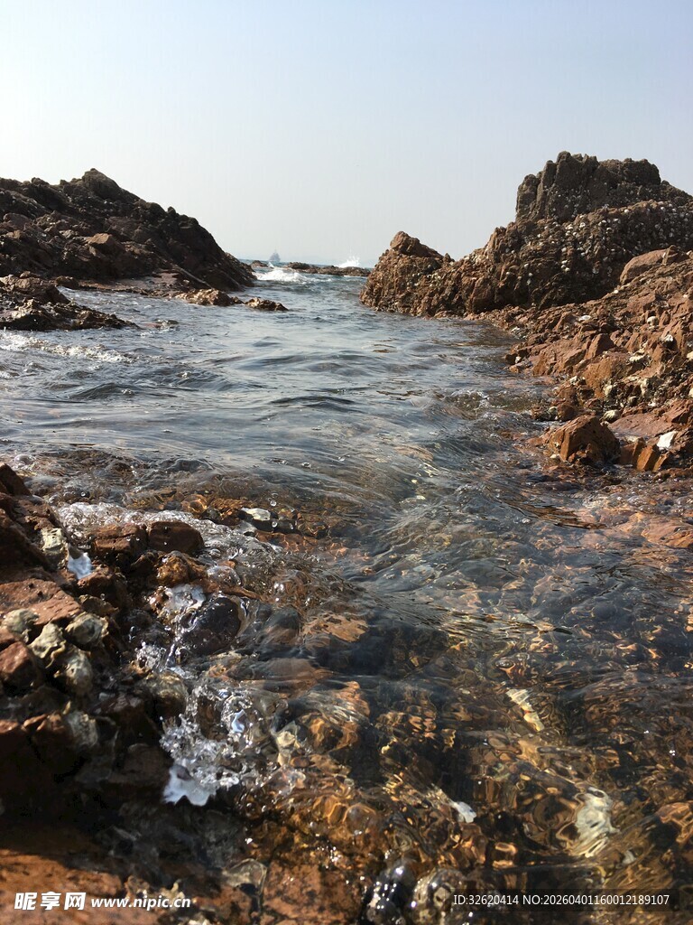 海边清澈溪流与嶙峋礁石