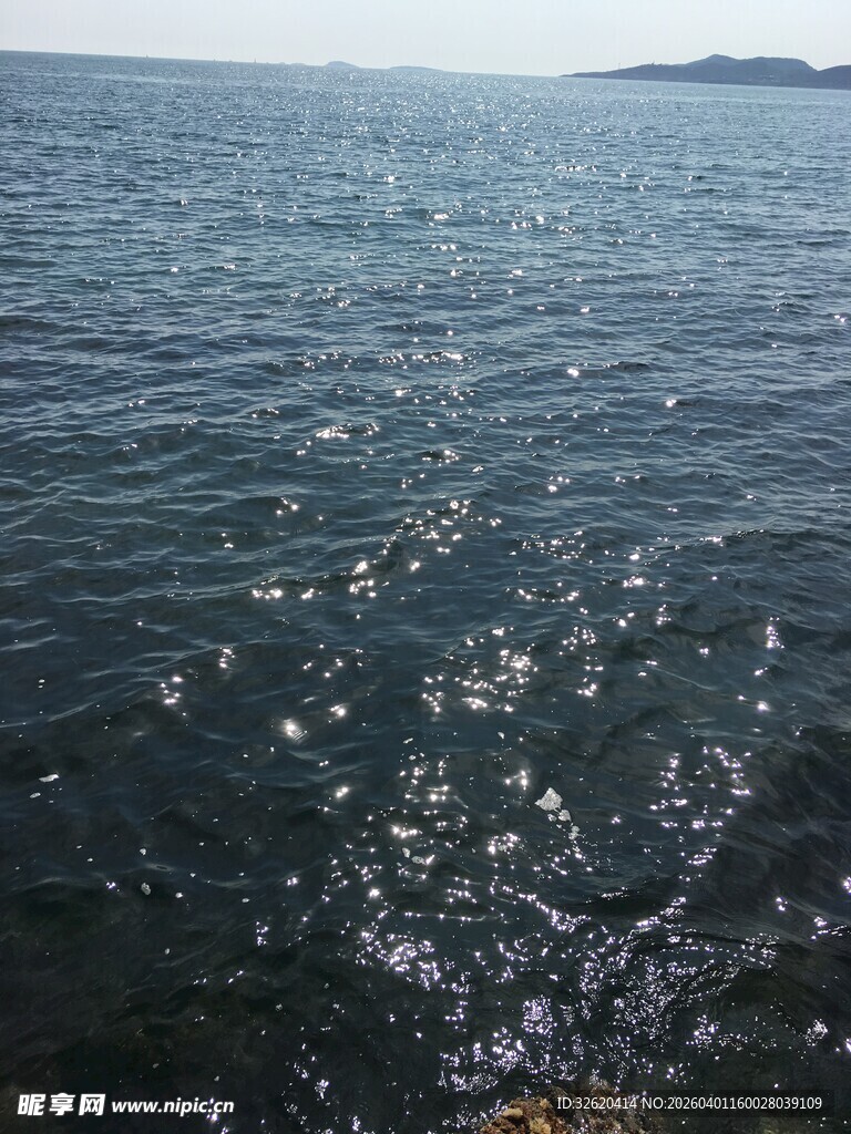 波光粼粼的宁静海面