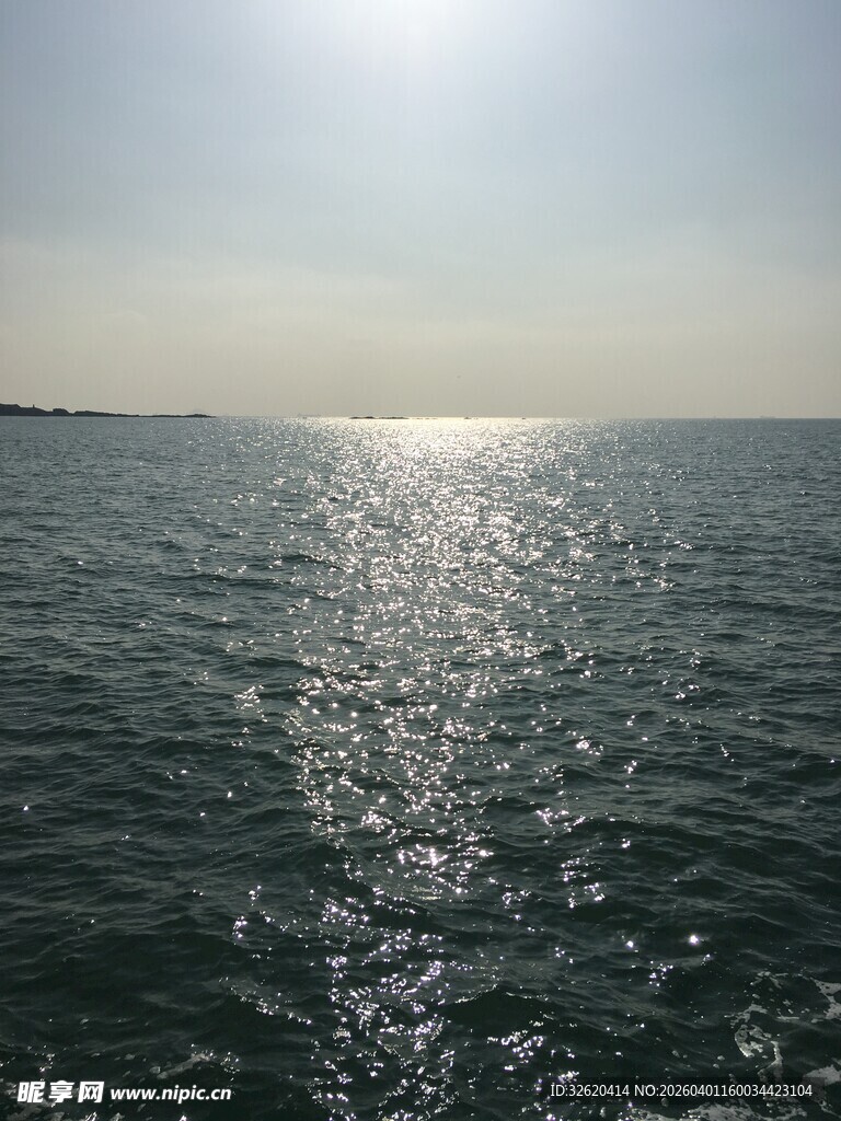 海上日光粼粼的美丽景象