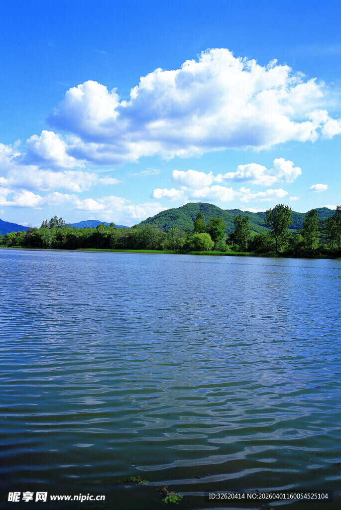 宁静湖泊与蓝天白云美景