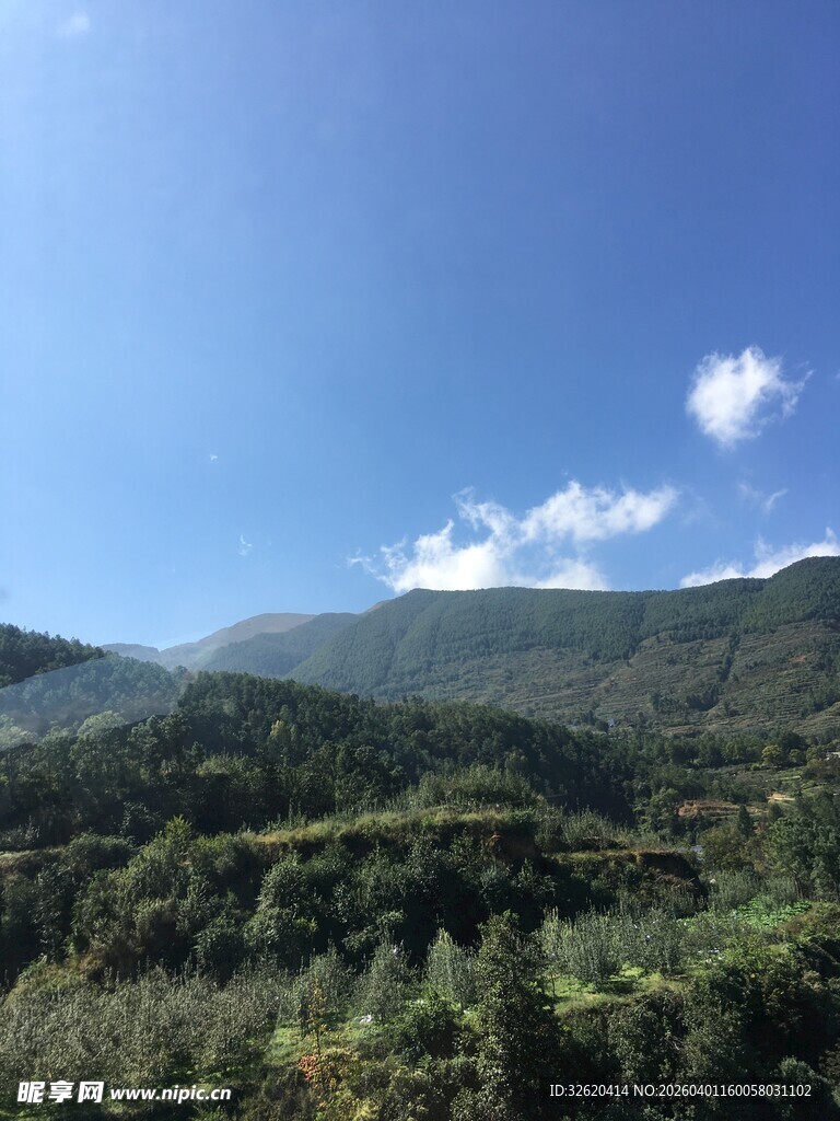 青山蓝天间的秀丽山林景色