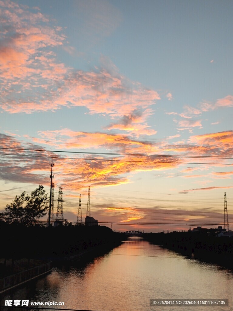 河畔绚丽晚霞迷人景象