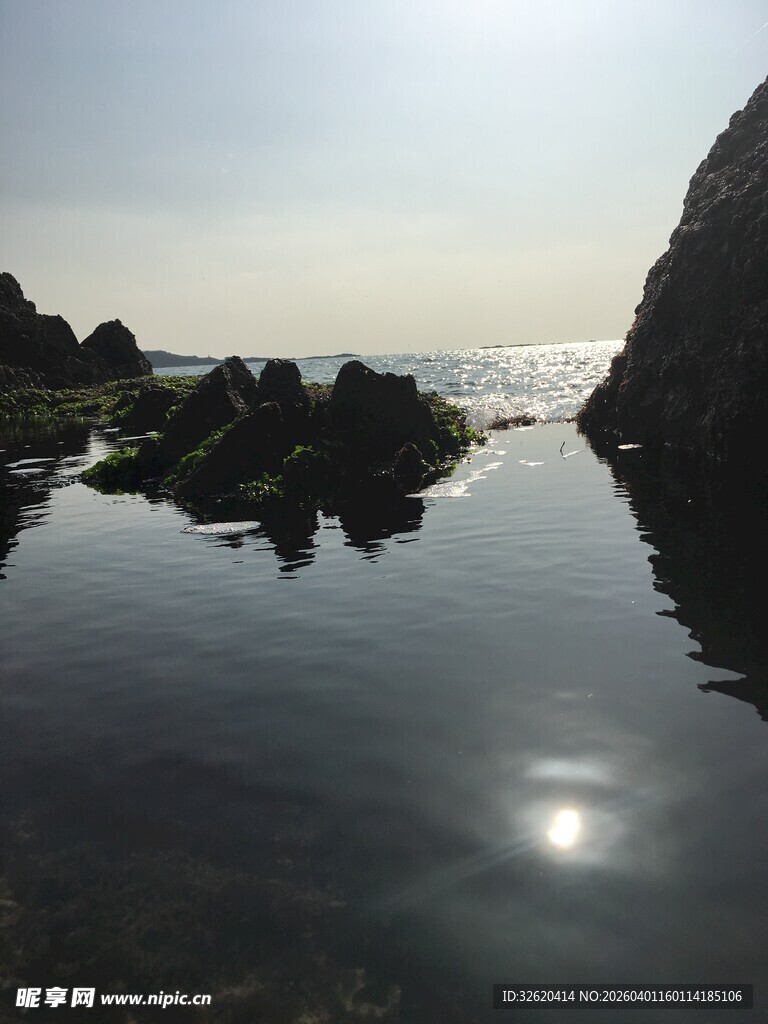 海边静谧水面与光影景象