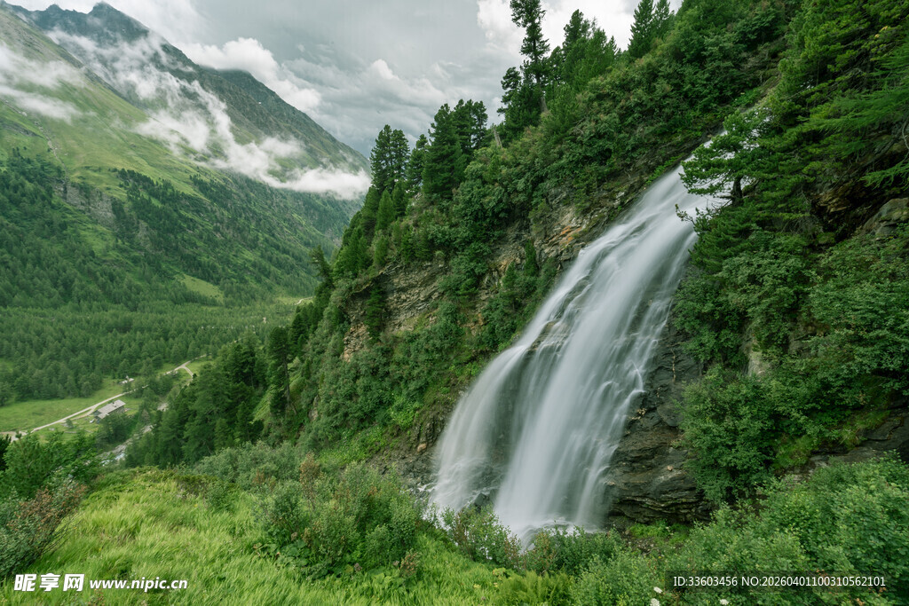 山间瀑布美景