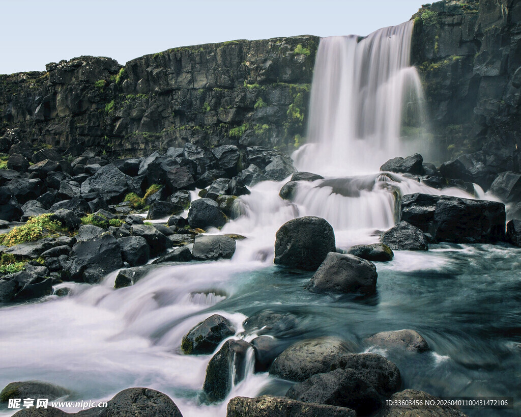 冰岛壮丽瀑布与嶙峋岩石