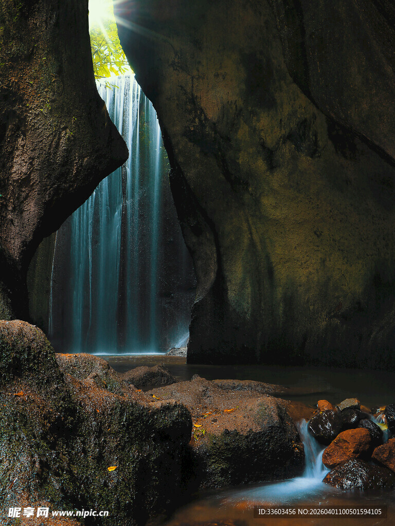 洞穴中的梦幻瀑布景观