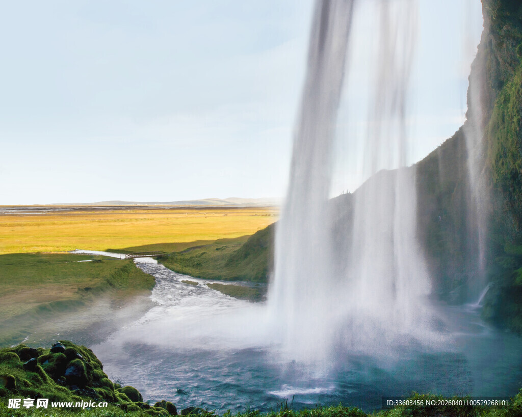 冰岛壮丽瀑布与田野景观