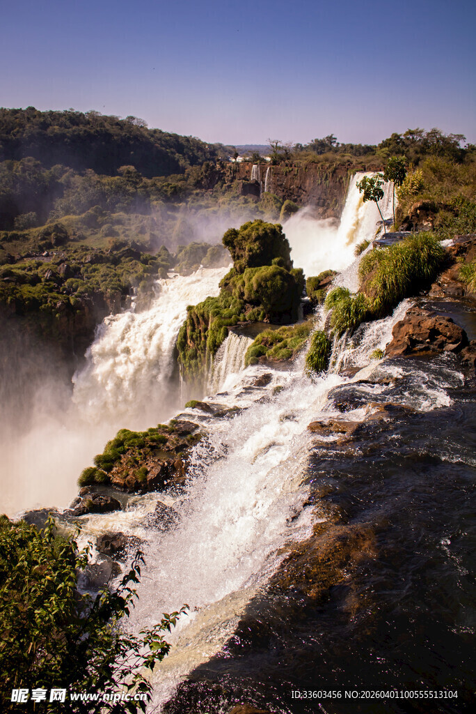 壮观的瀑布自然景观