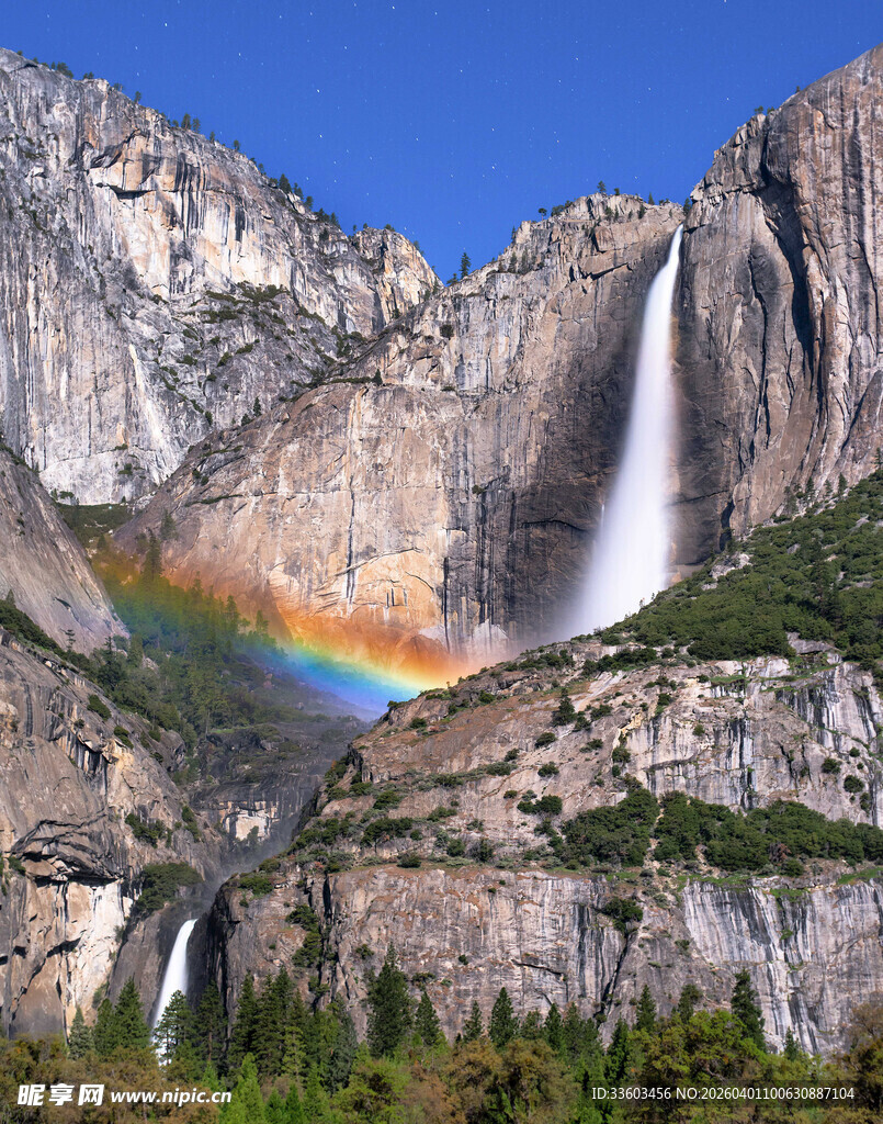 山间瀑布现绚丽彩虹