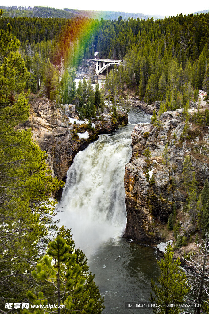 山间瀑布旁的绚丽彩虹