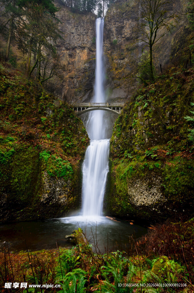 山间瀑布下的清幽景致