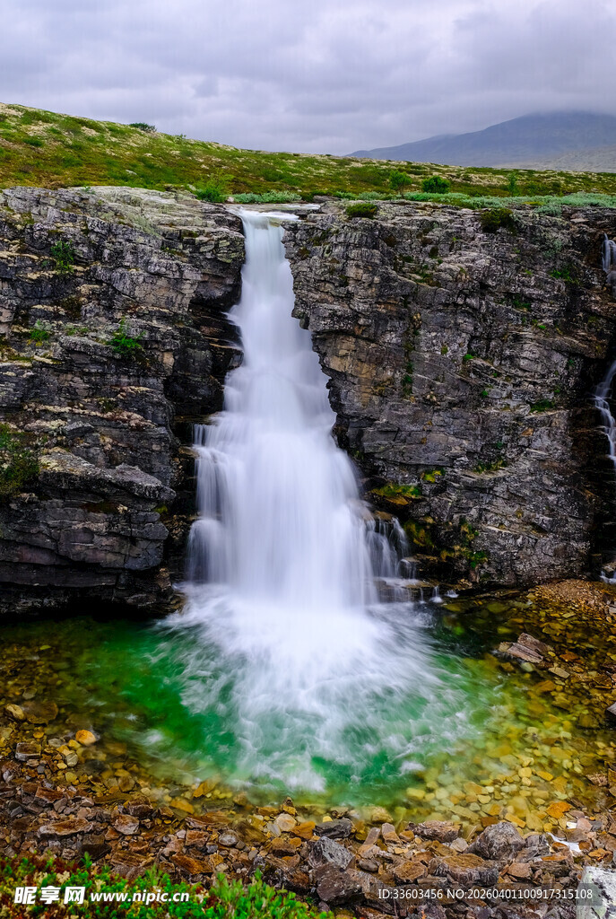 山间翠绿瀑布景观