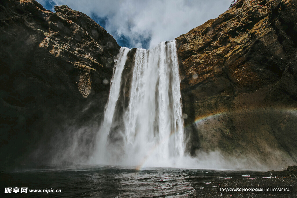 山间瀑布现绚丽彩虹