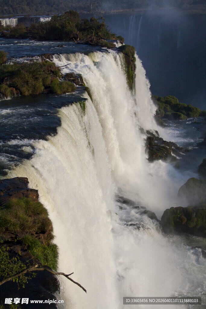 壮观的瀑布自然景观