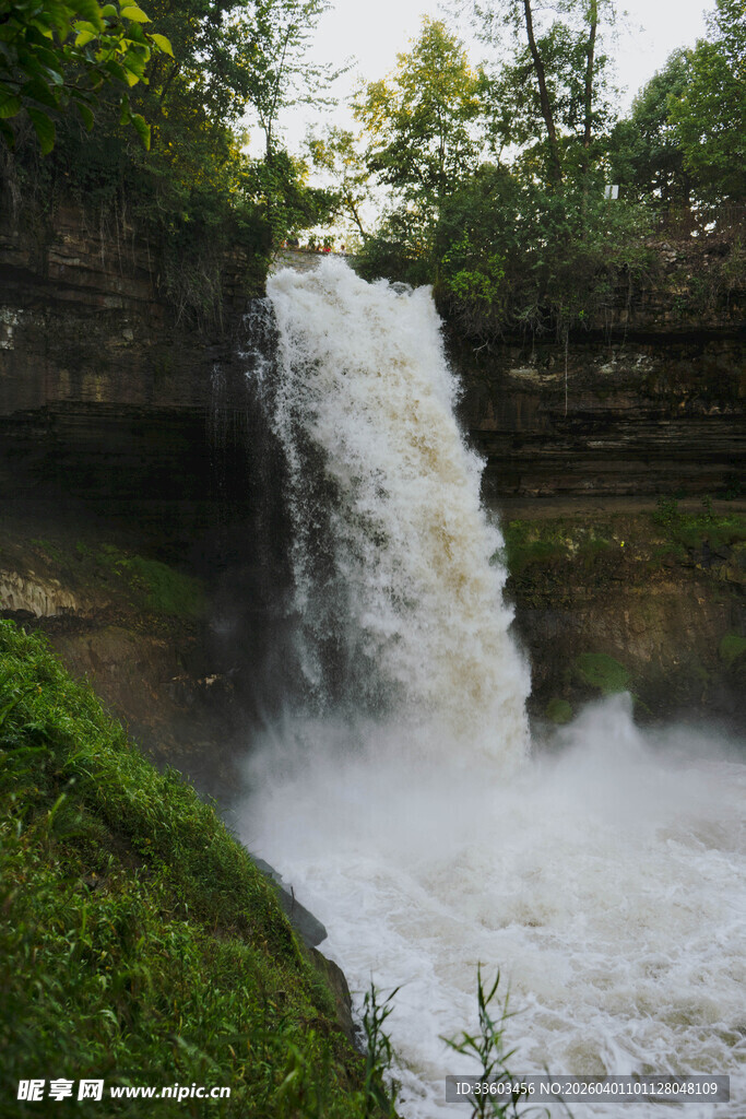 山间瀑布水流奔腾而下