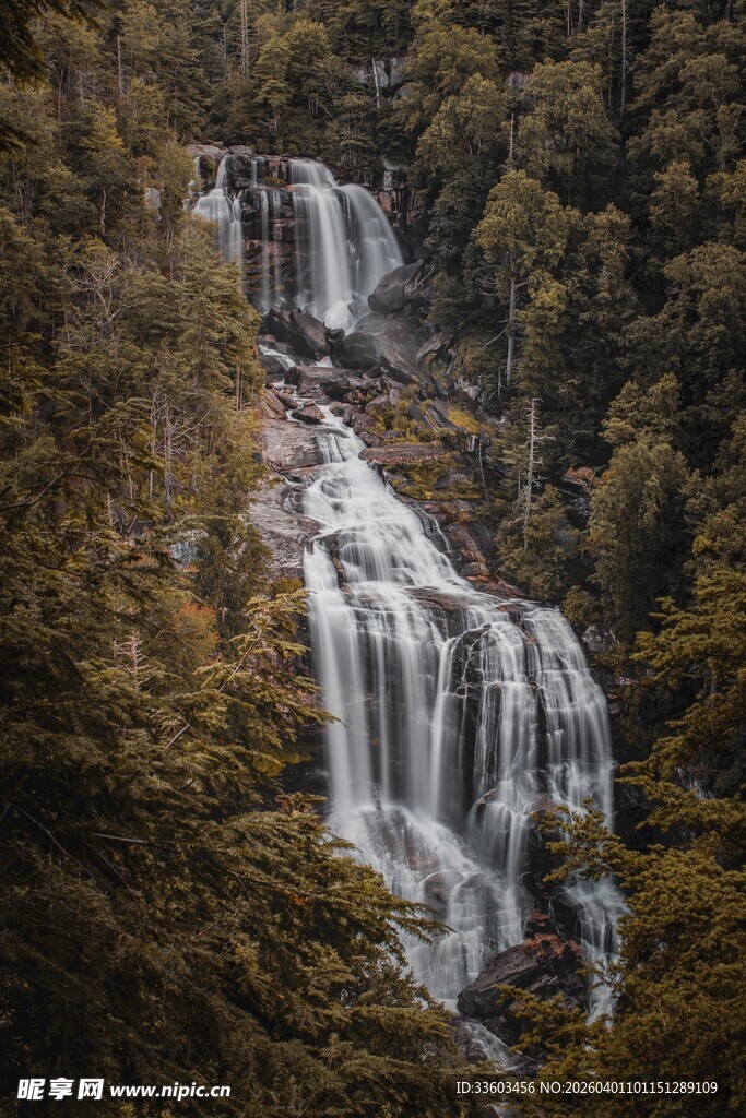 山林间的壮美瀑布景观