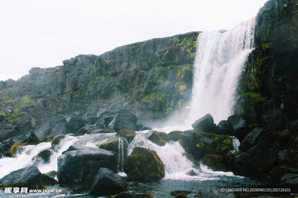 山间瀑布倾泄于岩石间