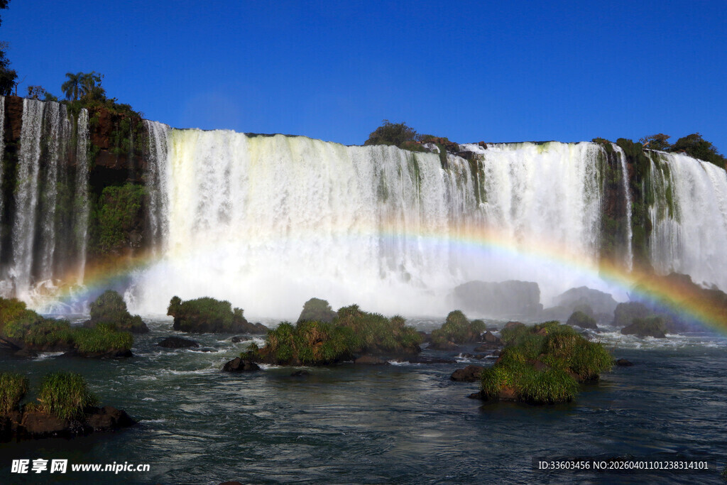 伊瓜苏瀑布上的绚丽彩虹