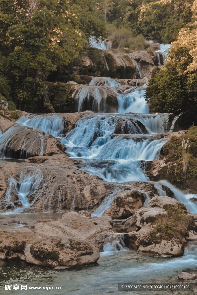 山间溪流瀑布自然美景