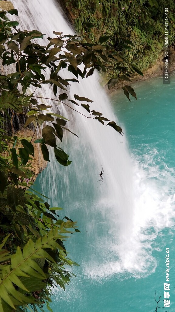 壮观瀑布下的碧蓝潭水