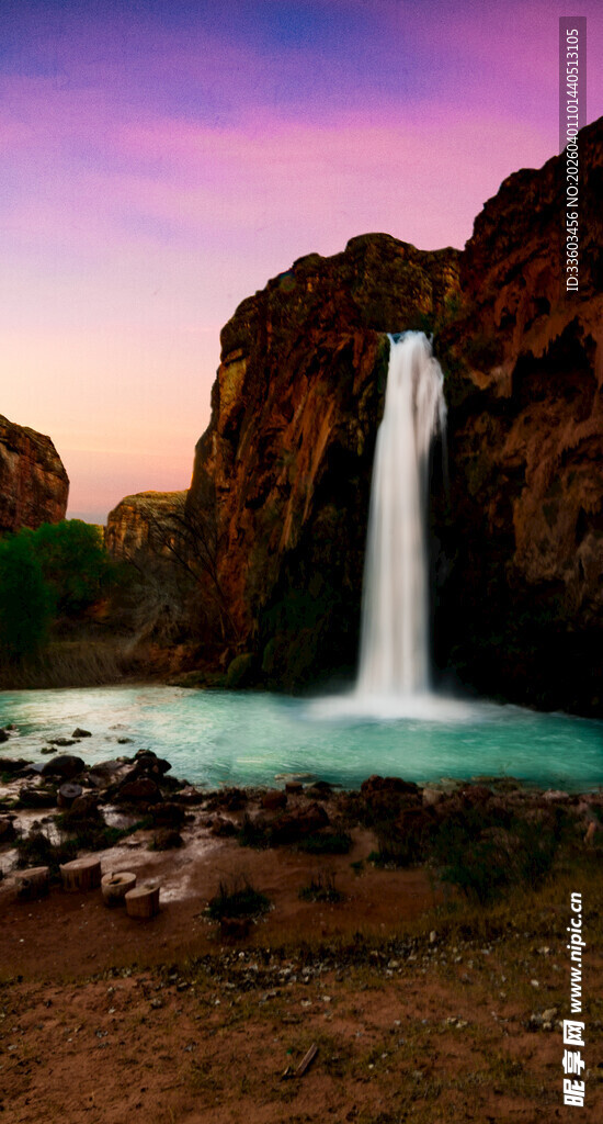 壮丽瀑布下的梦幻黄昏景色