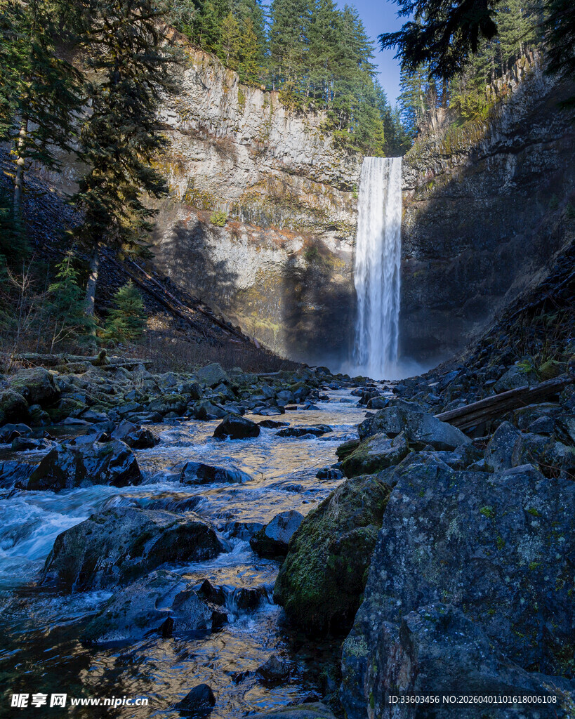 山间瀑布溪流自然美景