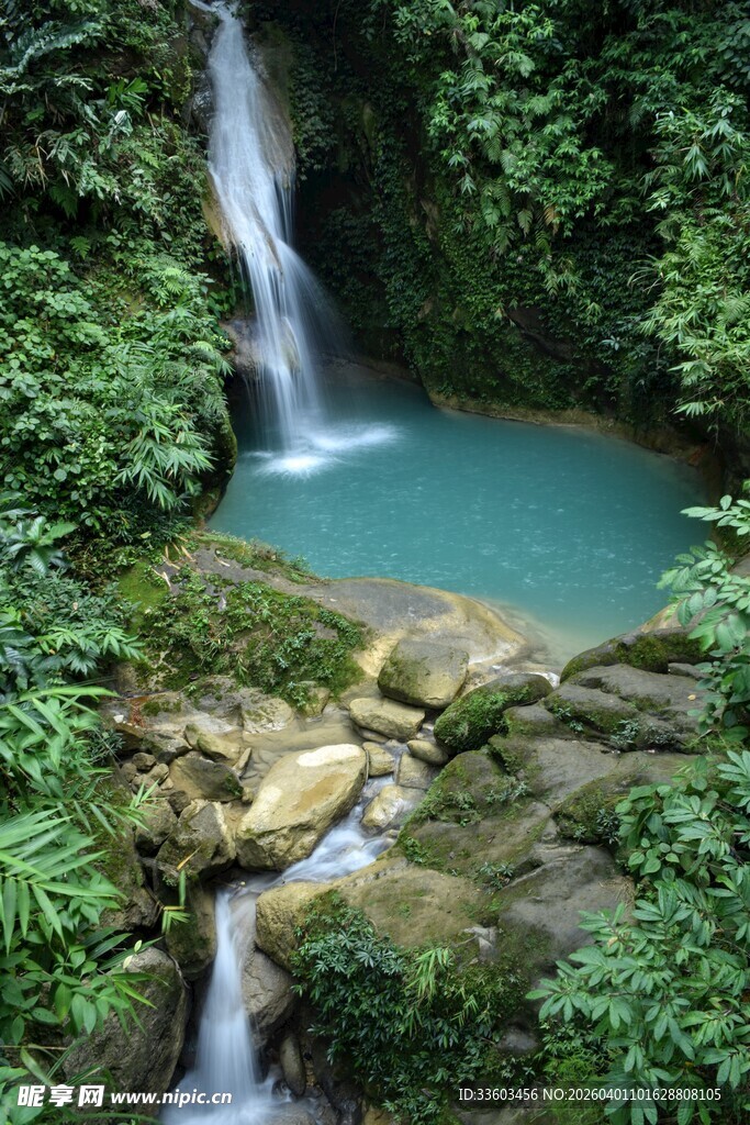 山间瀑布下的碧绿潭水