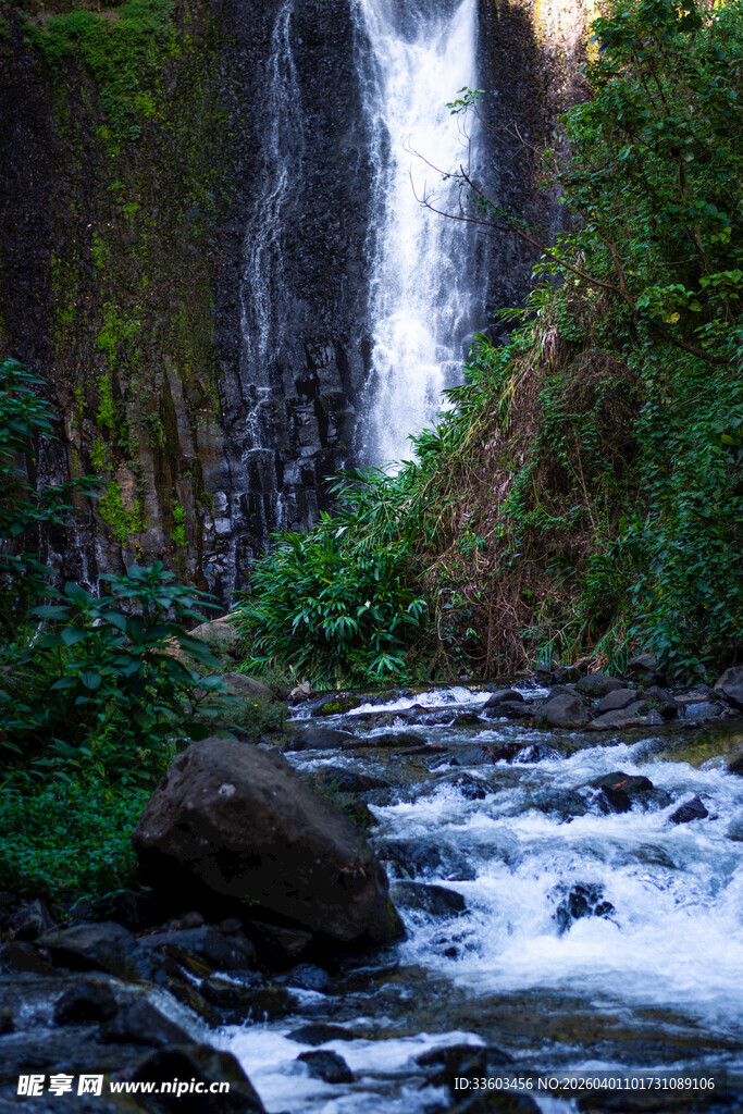 山间瀑布溪流自然美景